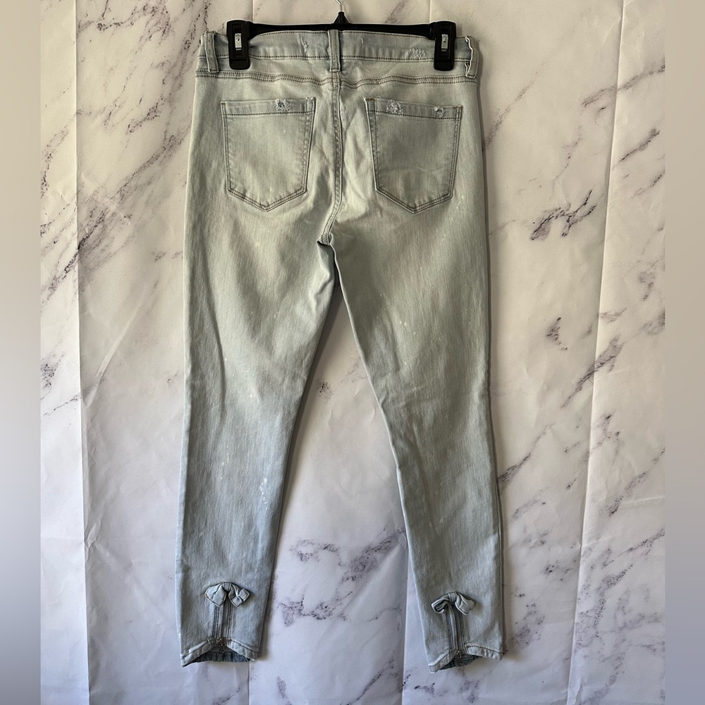 CHELSEA & VIOLET SKINNY JEANS BOW ZIPPER DETAIL LIGHT BLUE SPLATTER WOMENS 28
